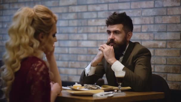 Bellissima Coppia Ristorante Coppia Romantica Incontri Pub Notte Coppia Hanno — Video Stock