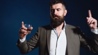 Kırmızı şarap tatma sakallı adam. Sarhoş adam