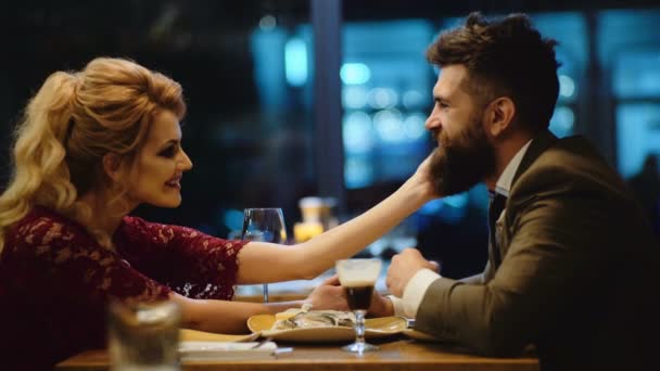 Hermosa Pareja Restaurante Pareja Romántica Saliendo Pub Por Noche Pareja — Vídeos de Stock