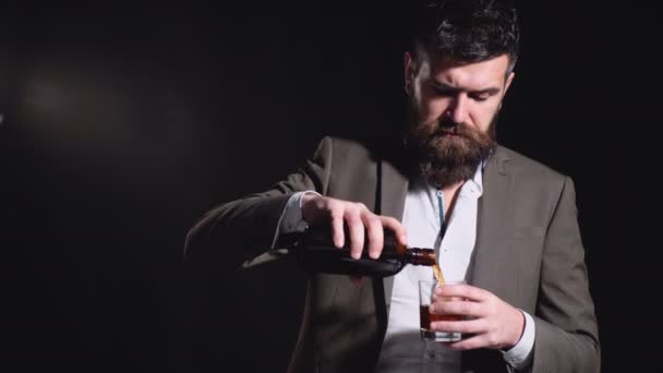 Homem Barbudo Provando Vinho Tinto Bêbado — Vídeo de Stock