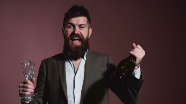 Homem Barbudo Provando Vinho Tinto Bêbado — Vídeo de Stock