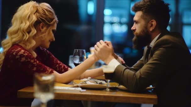 Belo Casal Num Restaurante Casal Romântico Namoro Pub Noite Casal — Vídeo de Stock