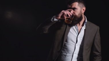 Kırmızı şarap tatma sakallı adam. Sarhoş adam