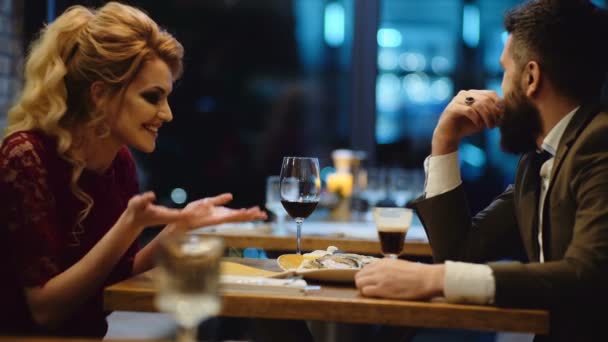 Bellissima Coppia Ristorante Coppia Romantica Incontri Pub Notte Coppia Hanno — Video Stock