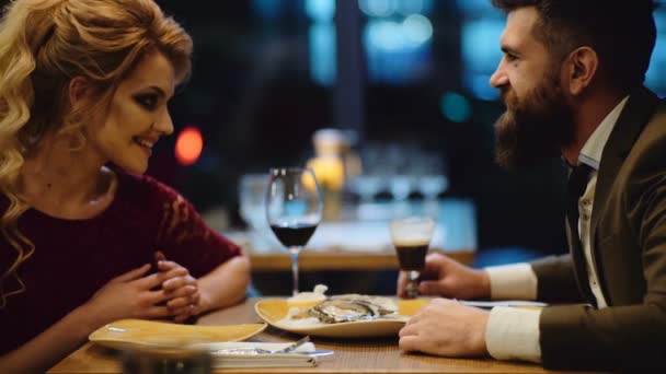 Hermosa Pareja Restaurante Pareja Romántica Saliendo Pub Por Noche Pareja — Vídeos de Stock