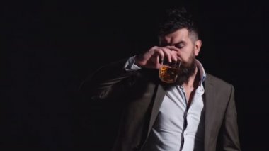 Kırmızı şarap tatma sakallı adam. Sarhoş adam