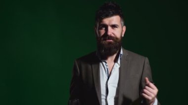 Kırmızı şarap tatma sakallı adam. Sarhoş adam