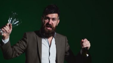 Kırmızı şarap tatma sakallı adam. Sarhoş adam