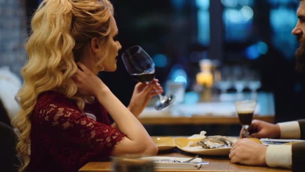 Gyönyörű Pár Egy Étteremben Romantikus Pár Randi Pub Éjjel Házaspárnak — Stock videók