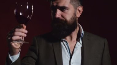 Kırmızı şarap tatma sakallı adam. Sarhoş adam