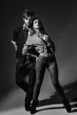 Genç çift gömlek düğmelerini aç.