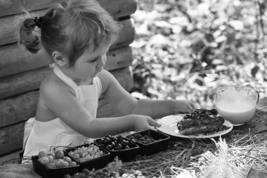 Masada küçük çocuk hizmet vermektedir