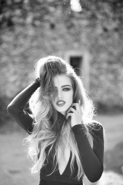 seksi genç kadın uzun saçlı