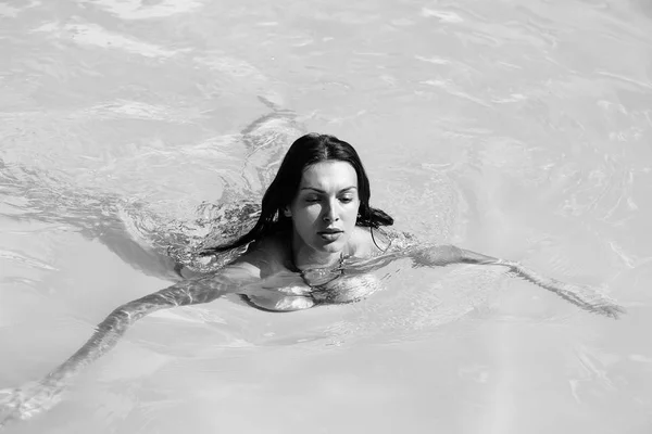 游泳池很性感的女人 — 图库照片