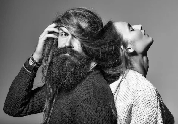 Casal jovem com cabelo bagunçado — Fotografia de Stock