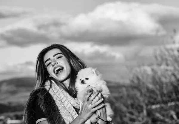 Feliz chica sostiene lindo perro — Foto de Stock