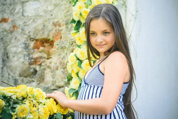 Niño con rosas amarillas, primavera . — Foto de Stock