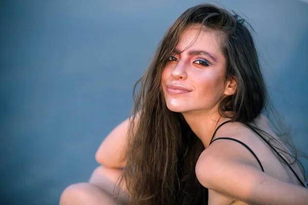 Mujer joven con sonrisa en la cara de maquillaje, belleza — Foto de Stock