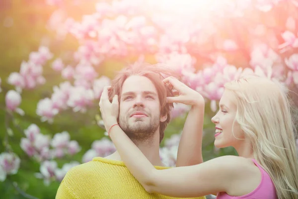 Magnolia, pareja enamorada en flor de primavera —  Fotos de Stock