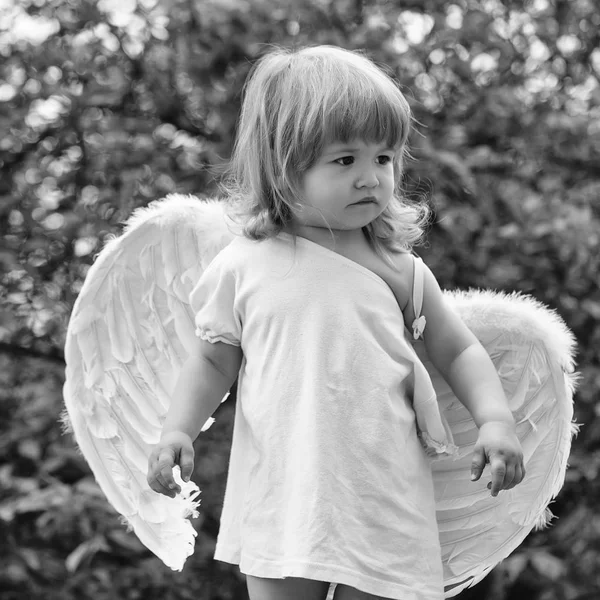 Kleiner Junge mit Engelsflügeln — Stockfoto