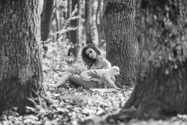 Νεαρή γυναίκα με κατσίκα στο δάσος — Φωτογραφία Αρχείου
