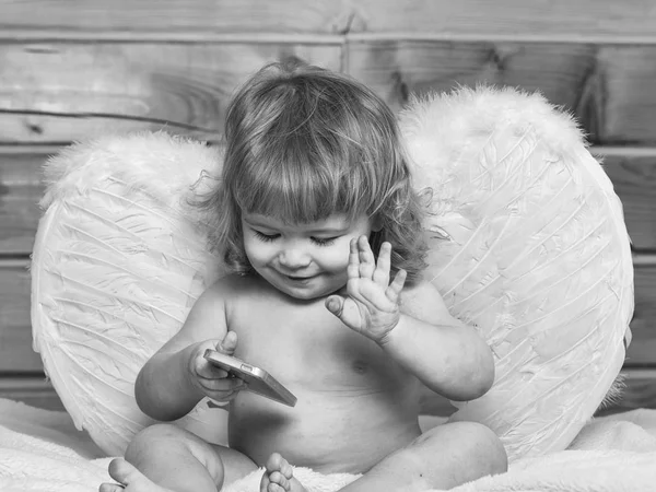 携帯電話を持つ天使少年 — ストック写真