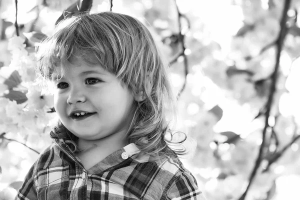 Menino pequeno em flor — Fotografia de Stock