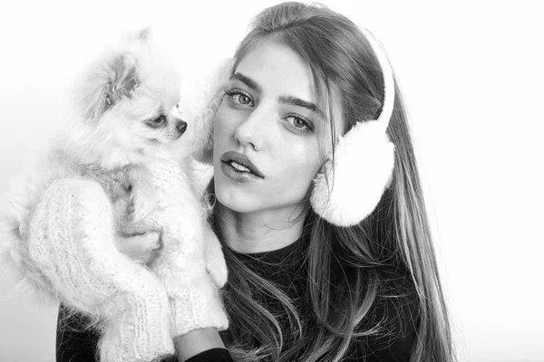 Sexy menina bonita com pequeno pomeranian cão em earmuffs — Fotografia de Stock