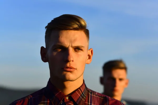 Deux beaux jeunes hommes jumeaux — Photo