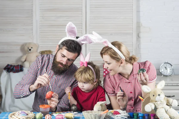 Boyama ve çizim Paskalya yumurtaları aile ile. — Stok fotoğraf