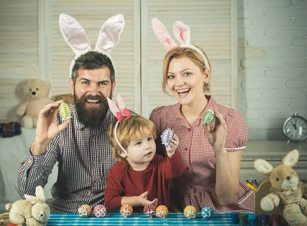 Mutlu Paskalya aile boya yumurta. — Stok fotoğraf