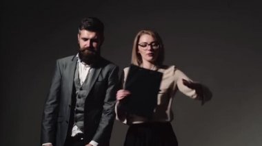 Ofis çalışanları eğleniyor. Ofis çalışanları ile farklı duygular.