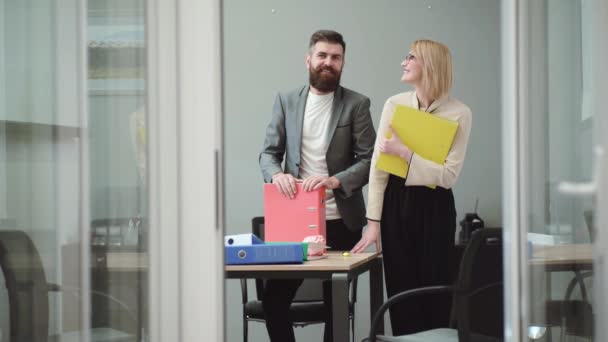 Office Flirt Aantrekkelijke Vrouw Flirten Bureau Met Haar Collega Office — Stockvideo