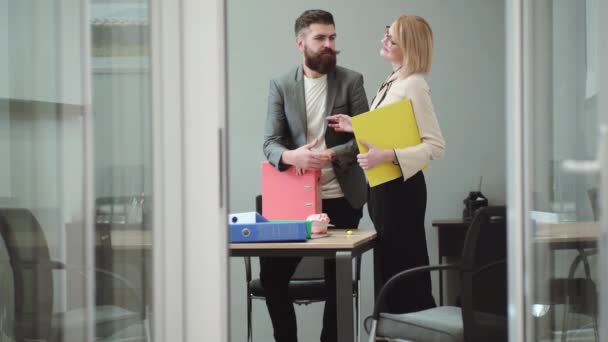 Oficina Flirtear Atractiva Mujer Coqueteando Sobre Escritorio Con Compañero Trabajo — Vídeo de stock