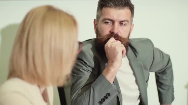 Biuro Flirt Atrakcyjna Kobieta Flirtuje Biurko Jej Współpracowników Biuro Bawić — Wideo stockowe