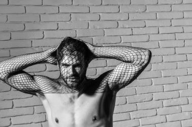 Adam hırsız maske takıyor