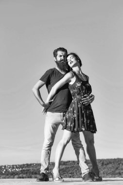 Mavi gökyüzünde genç bir çift