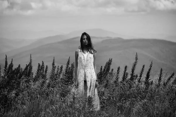 Bonita morena en el campo — Foto de Stock