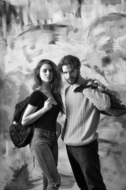 Sırt çantası ve sakallı adam çanta ile güzel kız