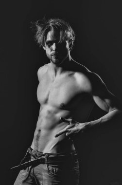 Yakışıklı adamla çıplak, kaslı gövde altı paketleri ile