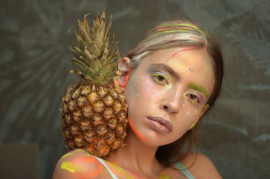 Ananas Meyve omuz ile genç kız pozlar