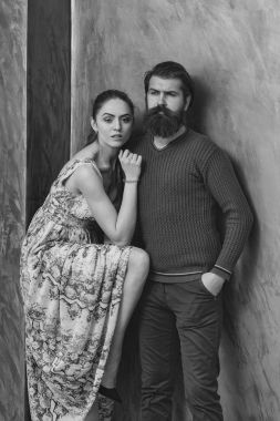 Ciddi sakallı adam ve yükseltilmiş sexi bacak ile güzel kız