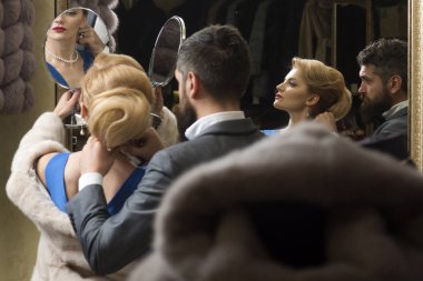 Genç adam kız arkadaşı uygun kolye ile yardım