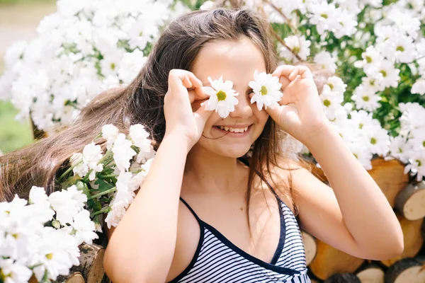 Όμορφη happy νεαρό κορίτσι χαμόγελο με χαμομήλι — Φωτογραφία Αρχείου