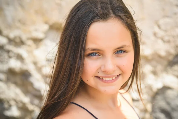 Chica con el pelo largo sonrisa en el día soleado, belleza — Foto de Stock