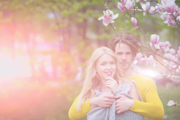 Couple amoureux. heureux couple en amour au printemps magnolia — Photo