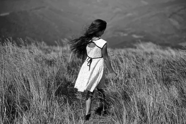 Girl in mountain valley — Stock Photo, Image