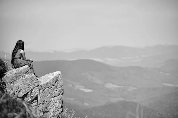 Chica reflexiva en las montañas — Foto de Stock