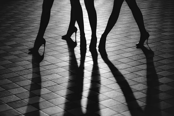 Jambes féminines dans les chaussures — Photo