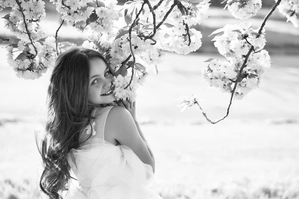 Små leende flicka i blossom — Stockfoto